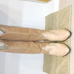 Vintage Acme Western Women's Cowgirl Boots Leather size 6. Hard toe Silver trim